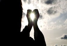 爱是慢慢接住，不是匆匆照亮